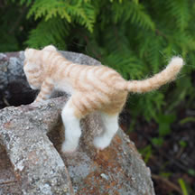 小さな猫のぬいぐるみ